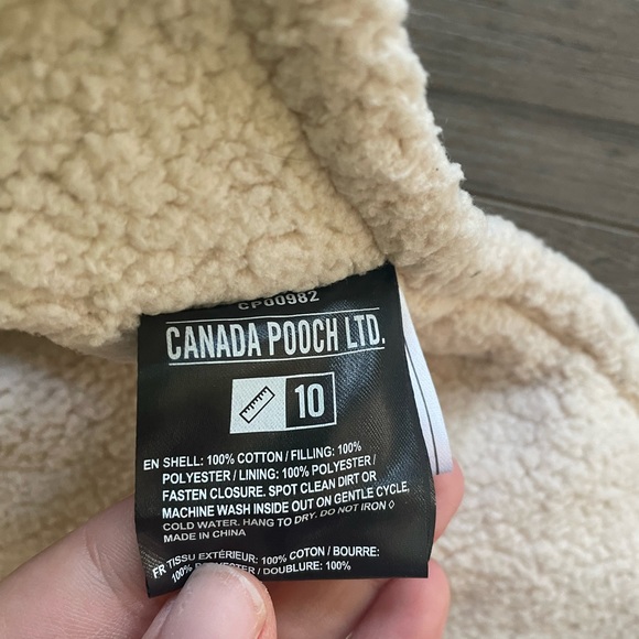 Canada Pooch winter jacket too small for my dog. size 10 like new - Picture 3 of 8